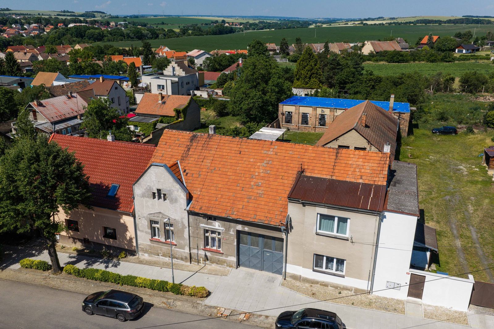 Letecký pohled na dům, dílny a pozemek