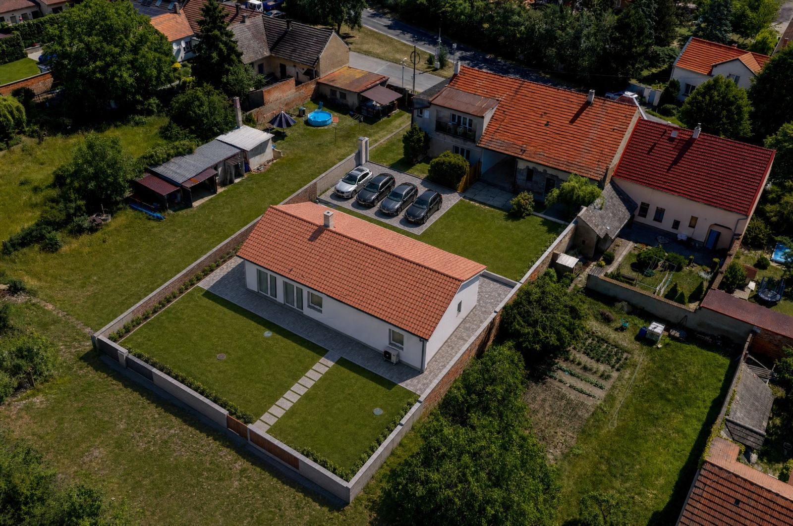 Vizualizace novostavby, přízemní rodinný dům s terasou na pozemku